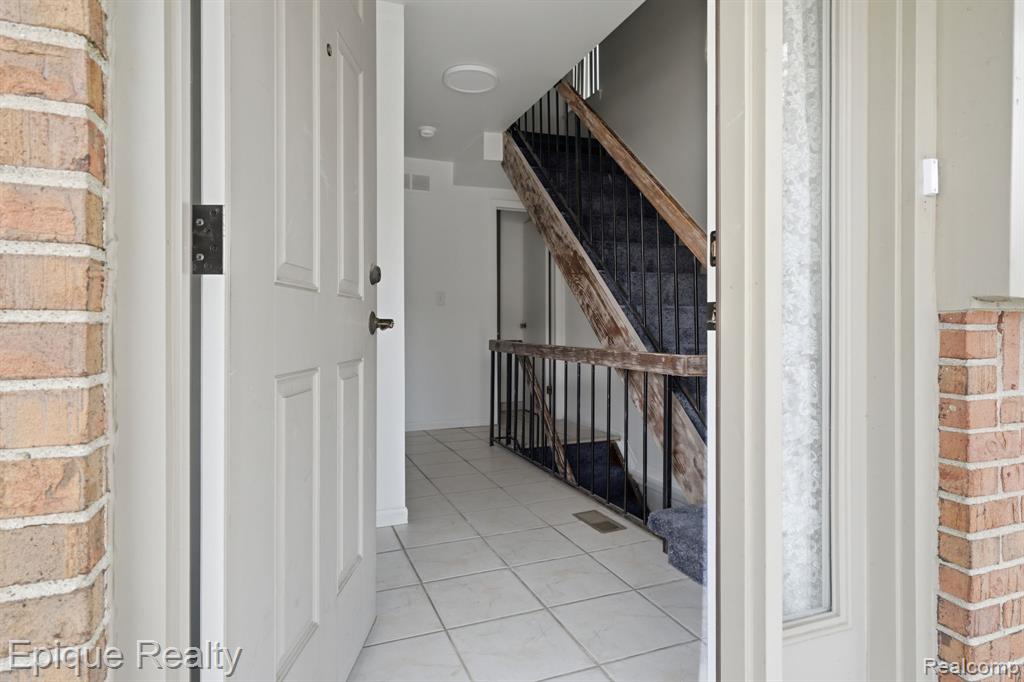 3895 Old Creek Road Troy, MI 48084 - Photo 9 of 23