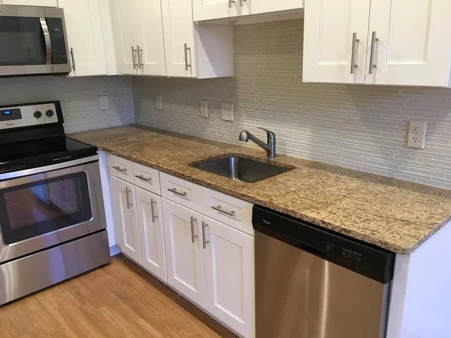 $2,121 | 875 Elm Street, Unit 206, Manchester, NH 03101