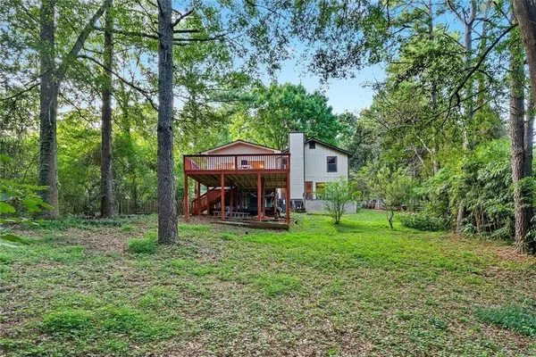 a view of a house with backyard