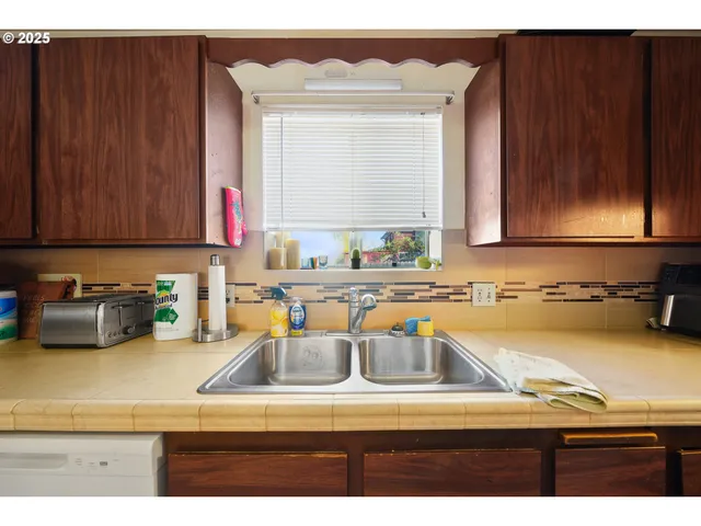 $589,900 | 333 South Old Pacific Highway, Myrtle Creek, OR 97457