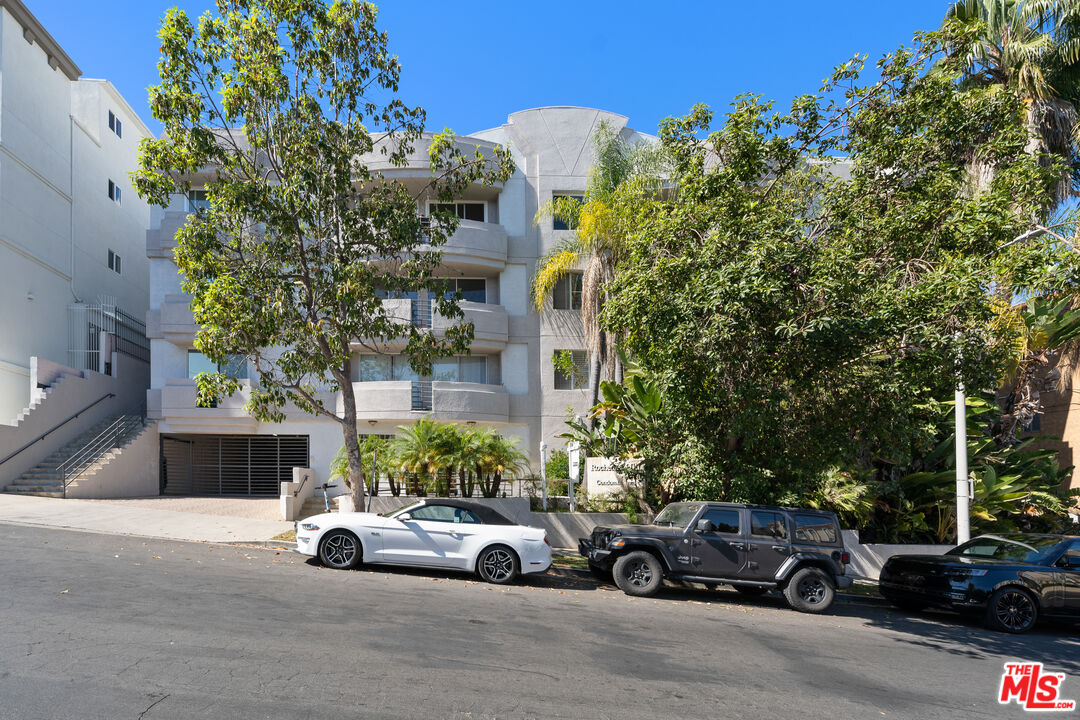 11535 Rochester Avenue, Unit 301 Los Angeles, CA 90025 - Photo 3 of 32