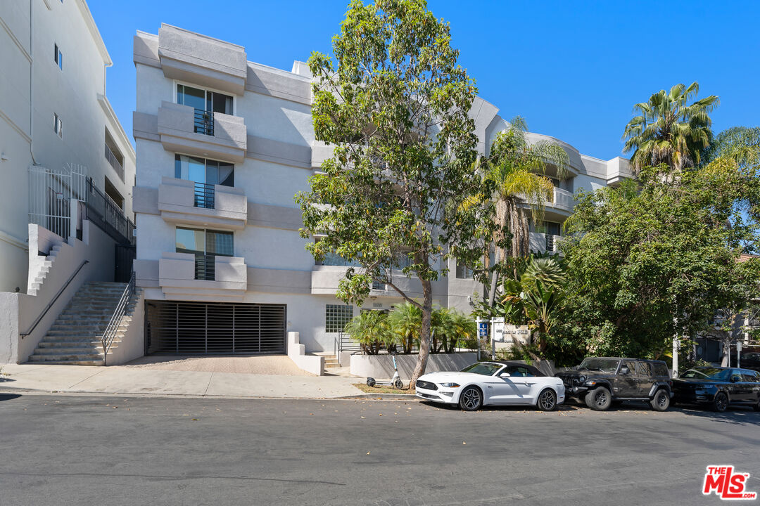 11535 Rochester Avenue, Unit 301 Los Angeles, CA 90025 - Photo 4 of 32