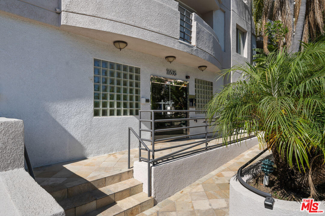 11535 Rochester Avenue, Unit 301 Los Angeles, CA 90025 - Photo 6 of 32