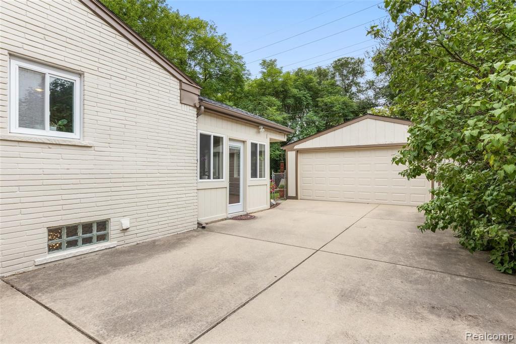 304 Thalia Avenue Rochester Hills, MI 48307 - Photo 5 of 28
