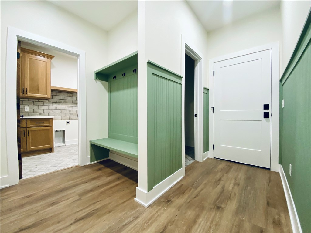 194 Piney Bluff Road Waverly, GA 31565 - Photo 18 of 36 Mud Room/Hallway to Garage