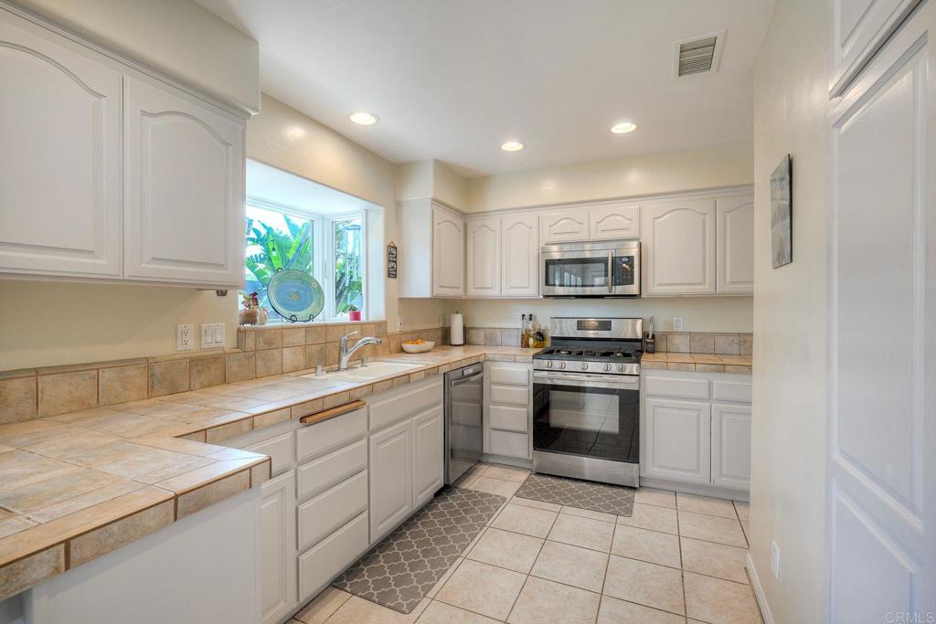 217 Sanford Street Encinitas, CA 92024 - Photo 9 of 41