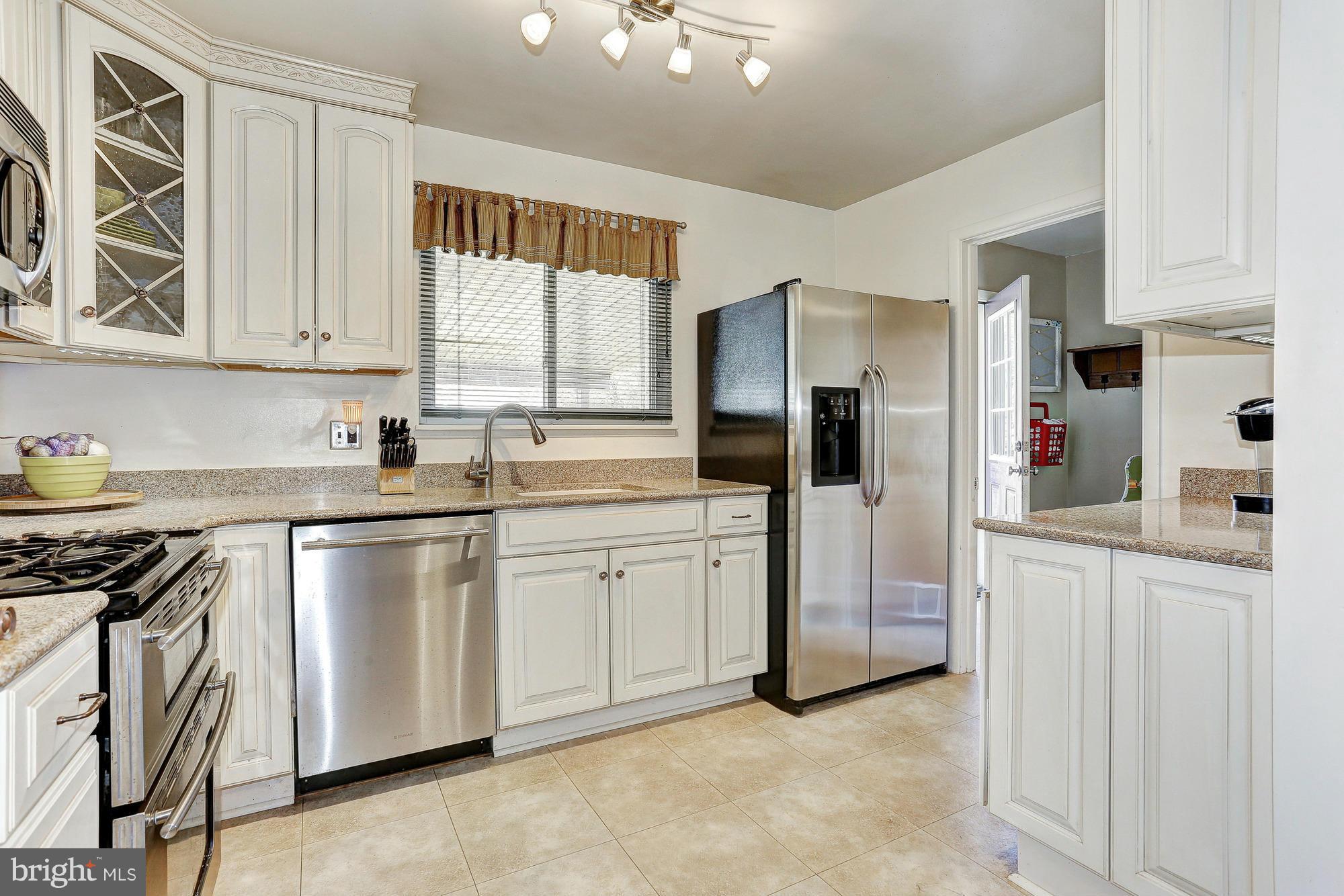 Stainless Steel Appliances & Silestone Counters