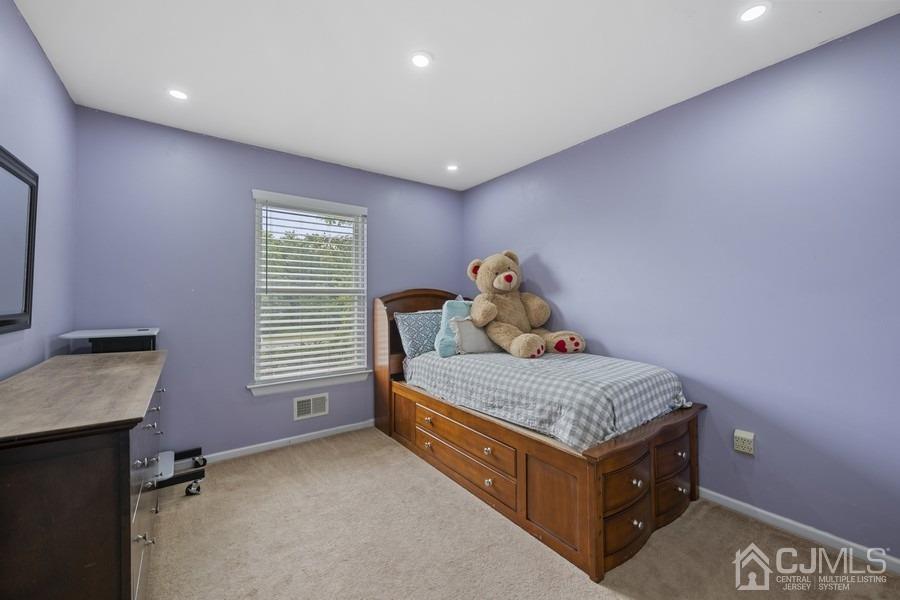 89 Normandy Drive Piscataway, NJ 08854 - Photo 9 of 20 a room with a bed and window