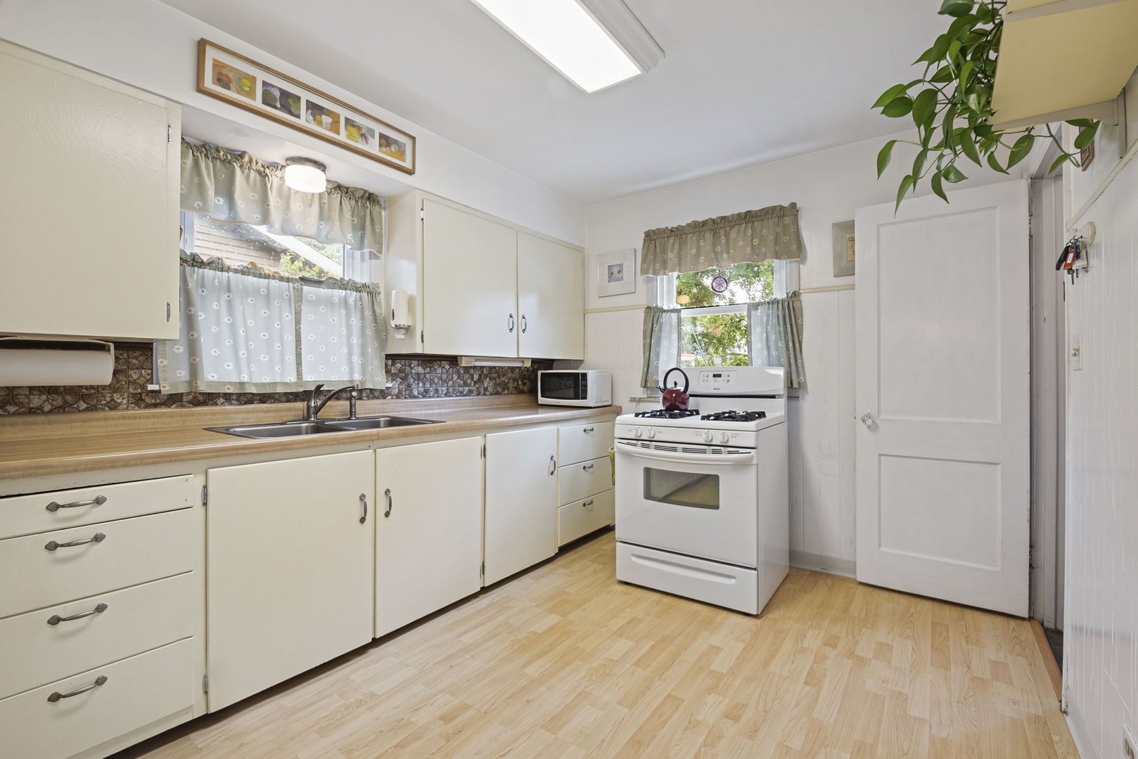1656 Pine Road Homewood, IL 60430 - Photo 11 of 23 a kitchen with a white cabinets and white appliances