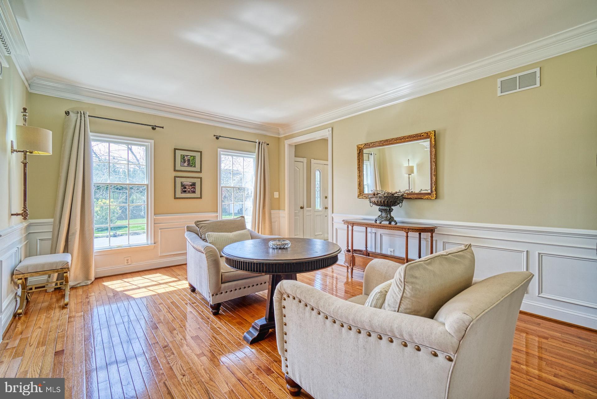 10896 Hunter Gate Way Reston, VA 20194 - Photo 9 of 70 LIVING ROOM