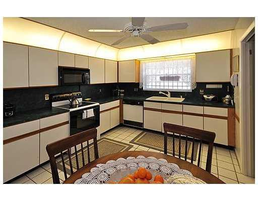 9063 Pine Springs Drive Boca Raton, FL 33428 - Photo 4 of 15 Kitchen