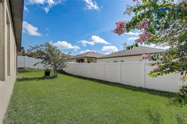 a view of a backyard