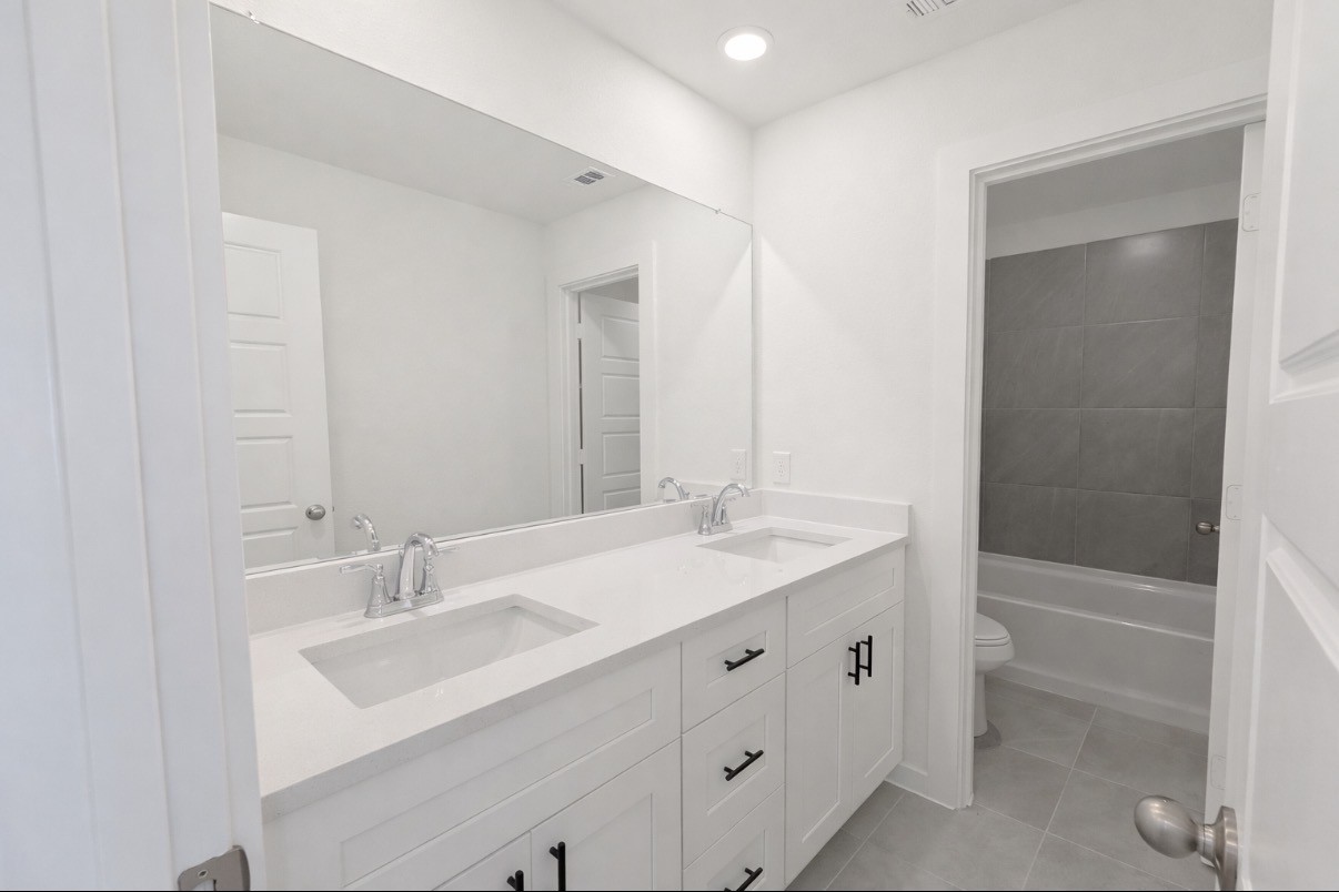 8315 Amber Summit Lane Angleton, TX 77515 - Photo 19 of 21 Hall Bathroom