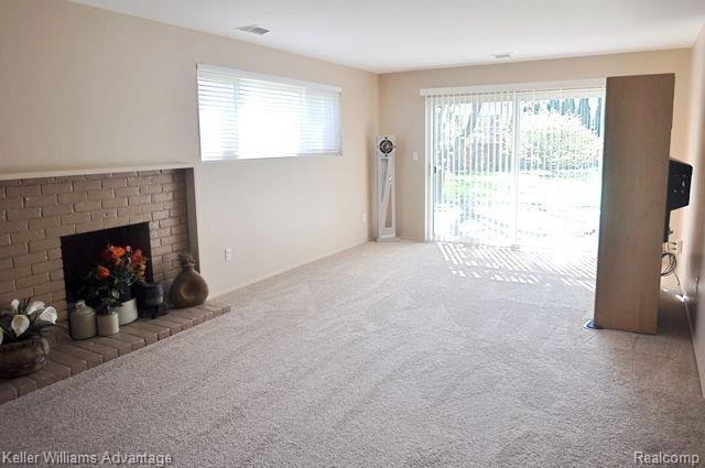 29525 Sugar Spring Road Farmington, MI 48334 - Photo 17 of 25 17-family room.jpg
