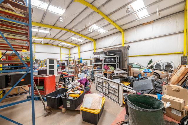 555 East S Nichols Peak Road Washington, UT 84780 - Photo 7 of 20 View of garage