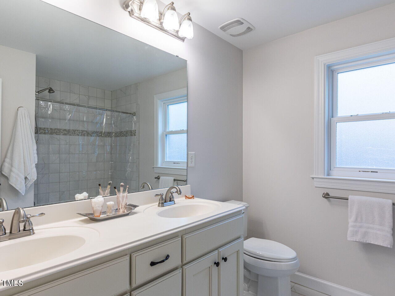 243 Harris Road Smithfield, NC 27577 - Photo 19 of 31 019-1280x960-hall-bath