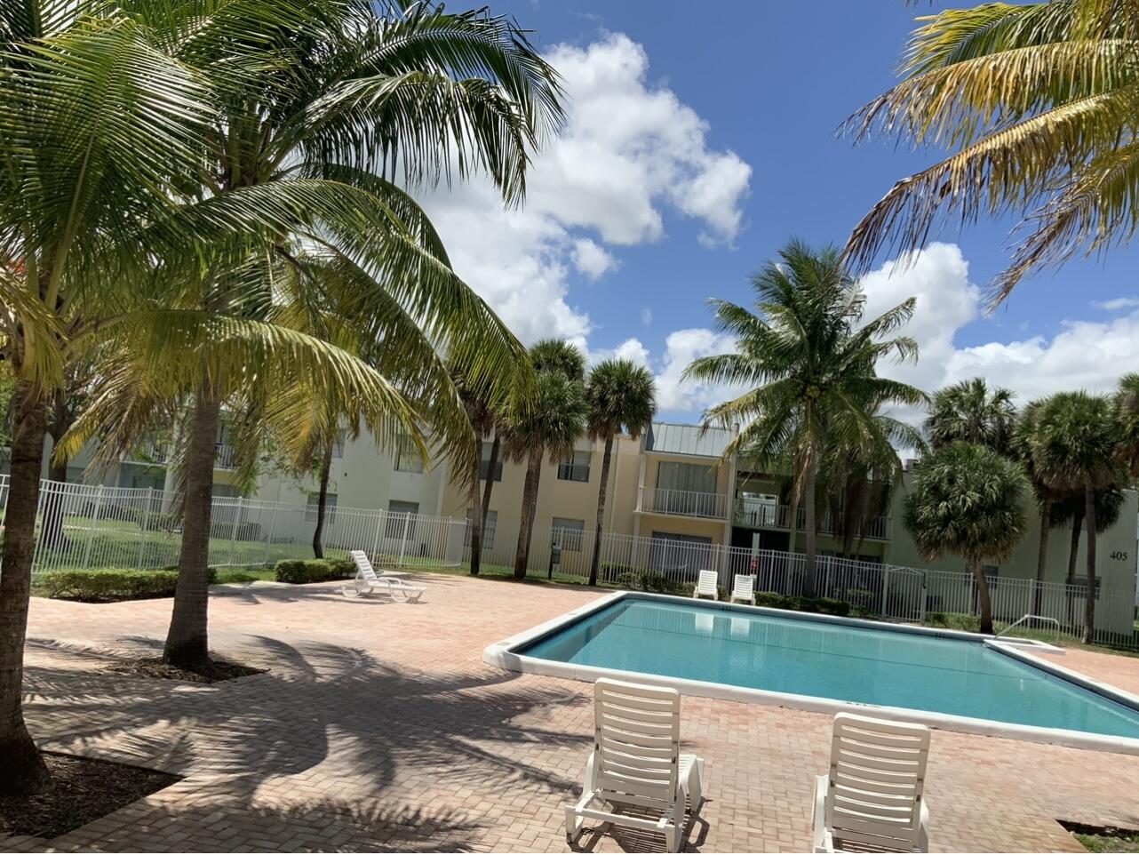 415 Executive Center Drive, Unit 213 West Palm Beach, FL 33401 - Photo 21 of 23 a view of a yard with palm trees