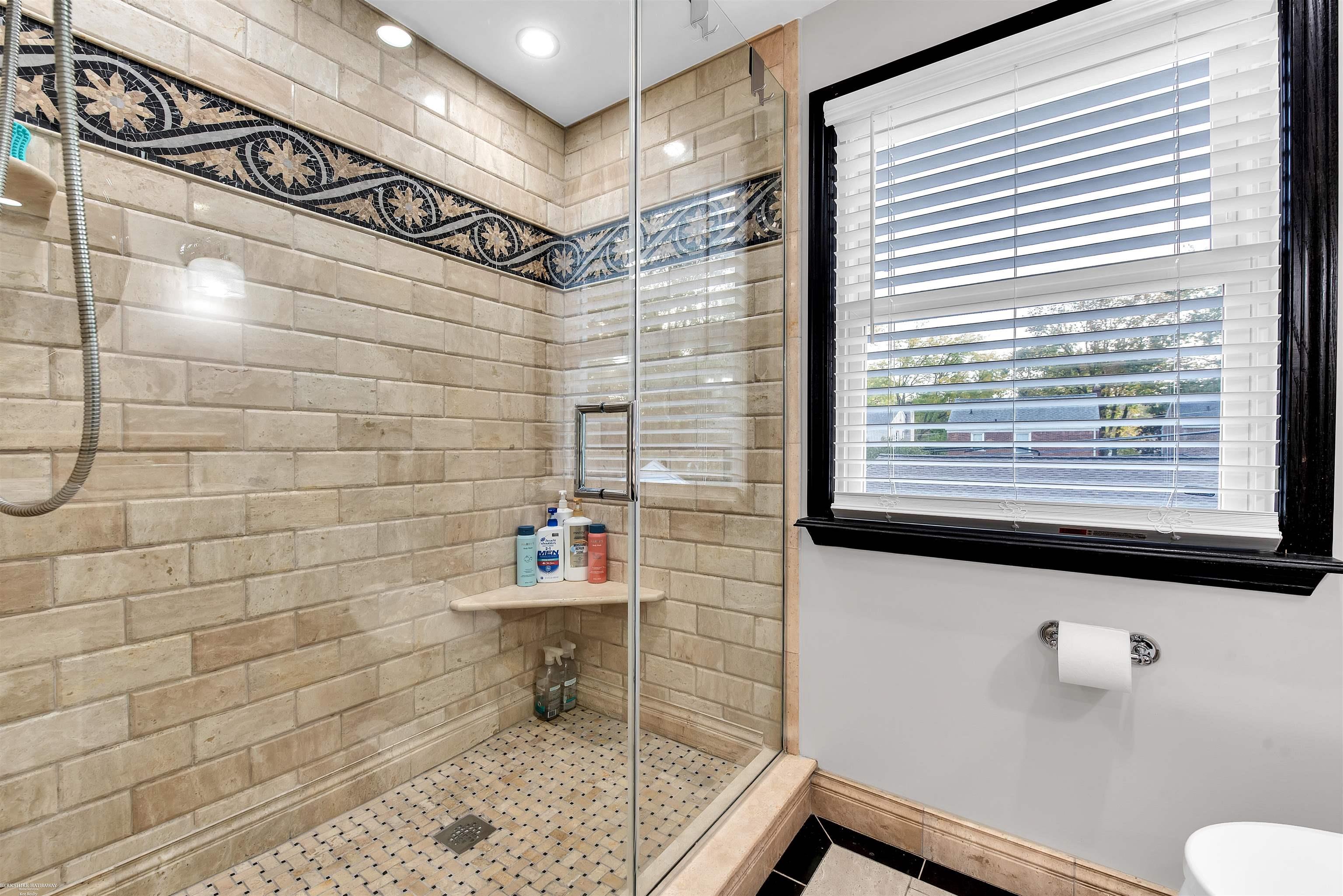 1725 Newcastle Road Grosse Pointe Woods, MI 48236 - Photo 22 of 37