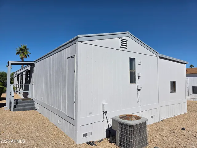 a view of a back yard