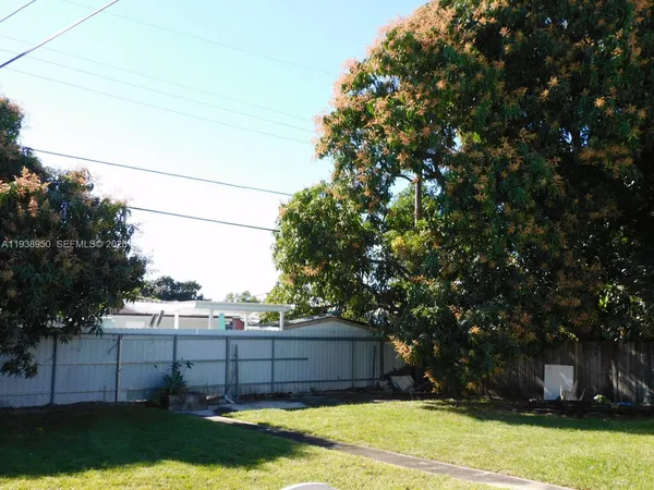 a view of a backyard