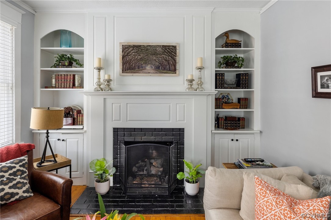 13 Lexington Road Richmond, VA 23226 - Photo 13 of 47 Gas Fireplace with built ins