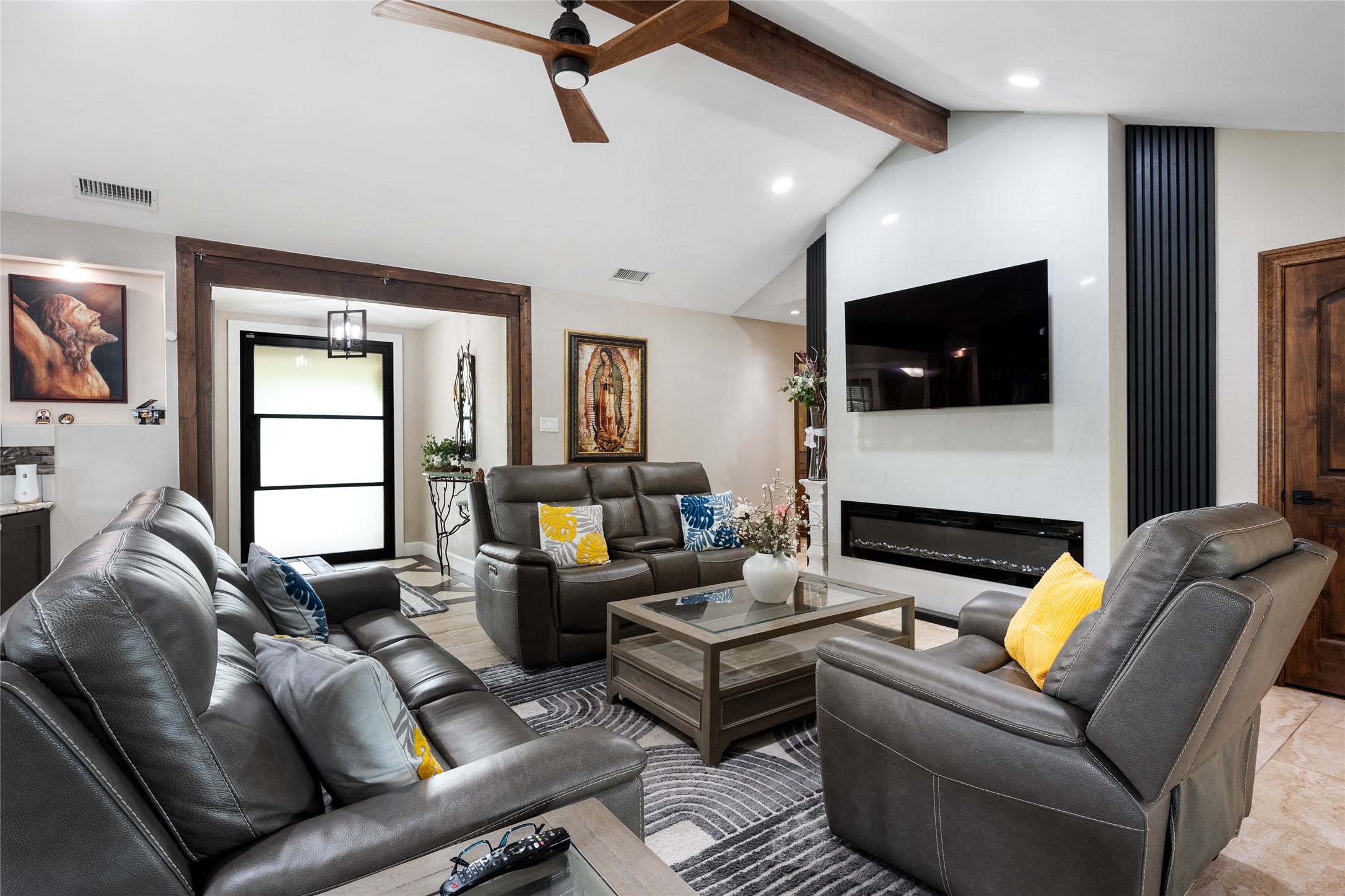 301 Oak Ridge Road Georgetown, TX 78628 - Photo 12 of 38 Spacious living area featuring a vaulted ceiling with exposed wood beams and a ceiling fan