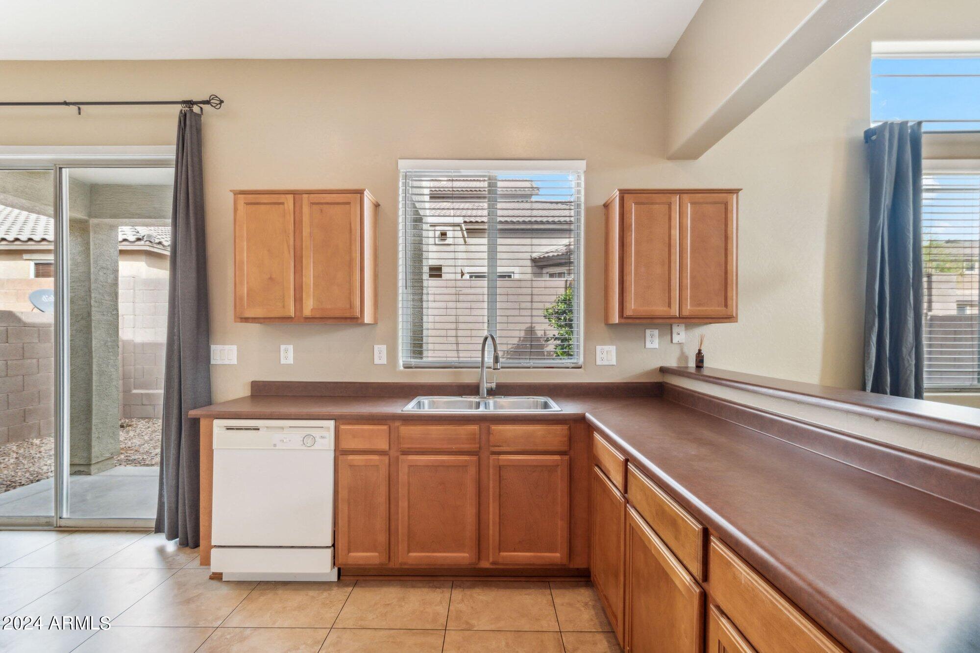 3910 East Pollack Street Phoenix, AZ 85042 - Photo 11 of 27 MG_9004