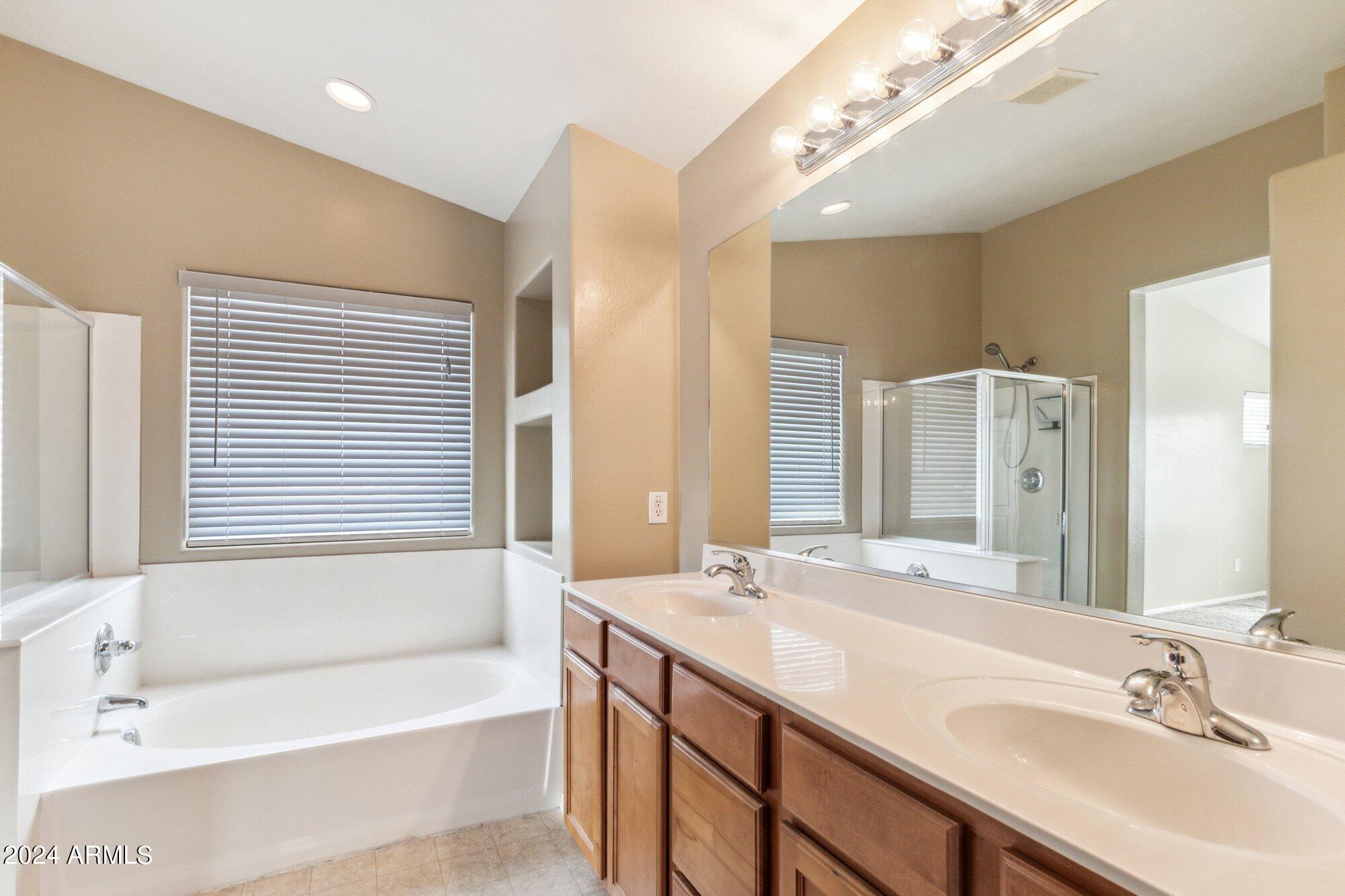 3910 East Pollack Street Phoenix, AZ 85042 - Photo 14 of 27 Primary Bath