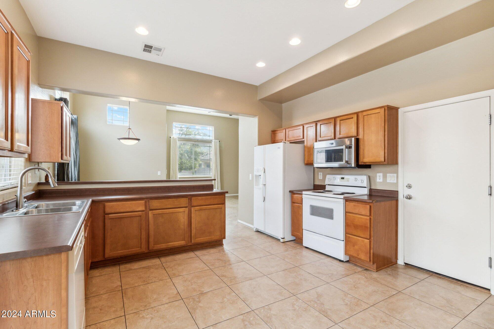 3910 East Pollack Street Phoenix, AZ 85042 - Photo 8 of 27 MG_8998