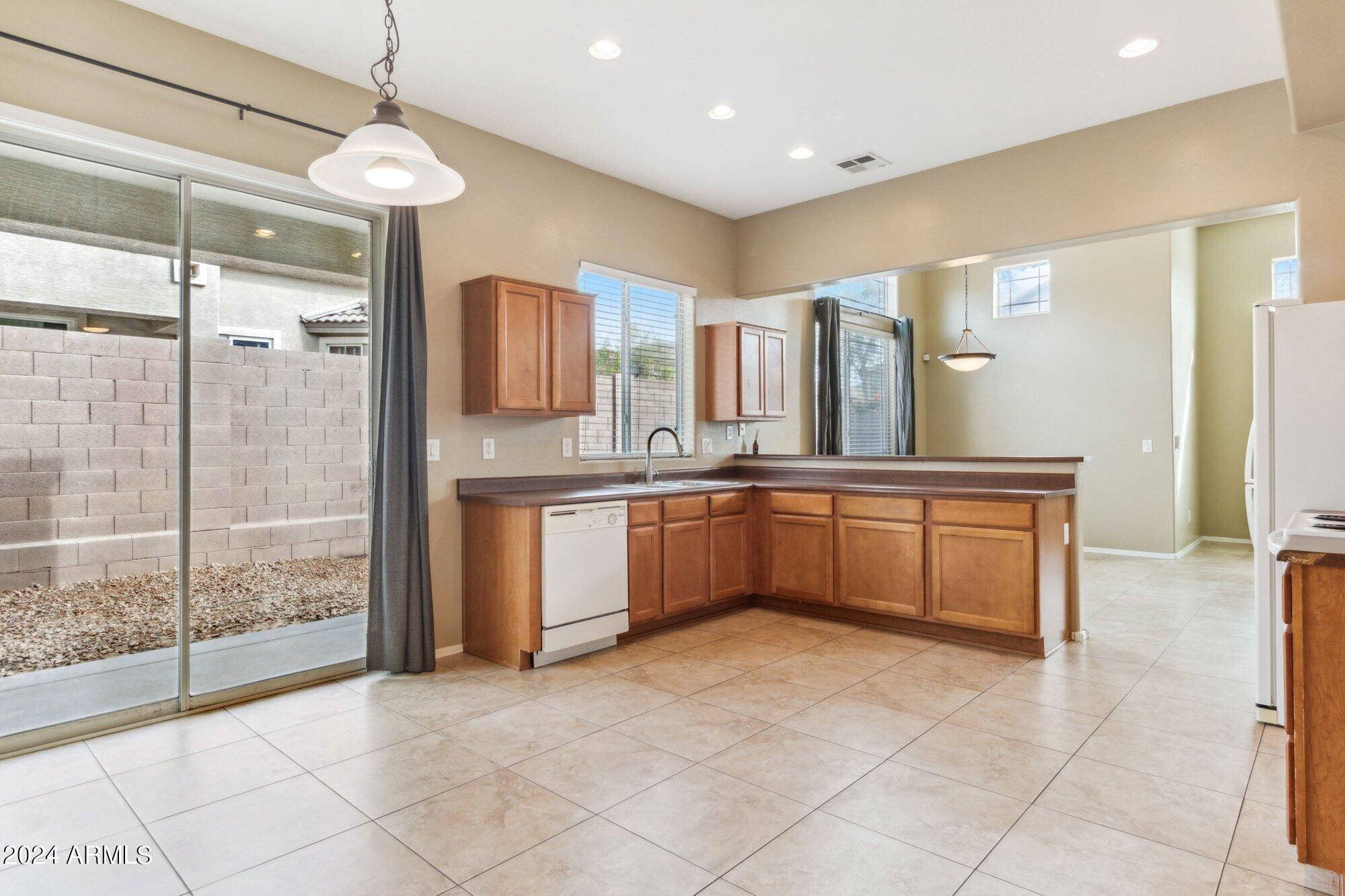 3910 East Pollack Street Phoenix, AZ 85042 - Photo 9 of 27 MG_8986