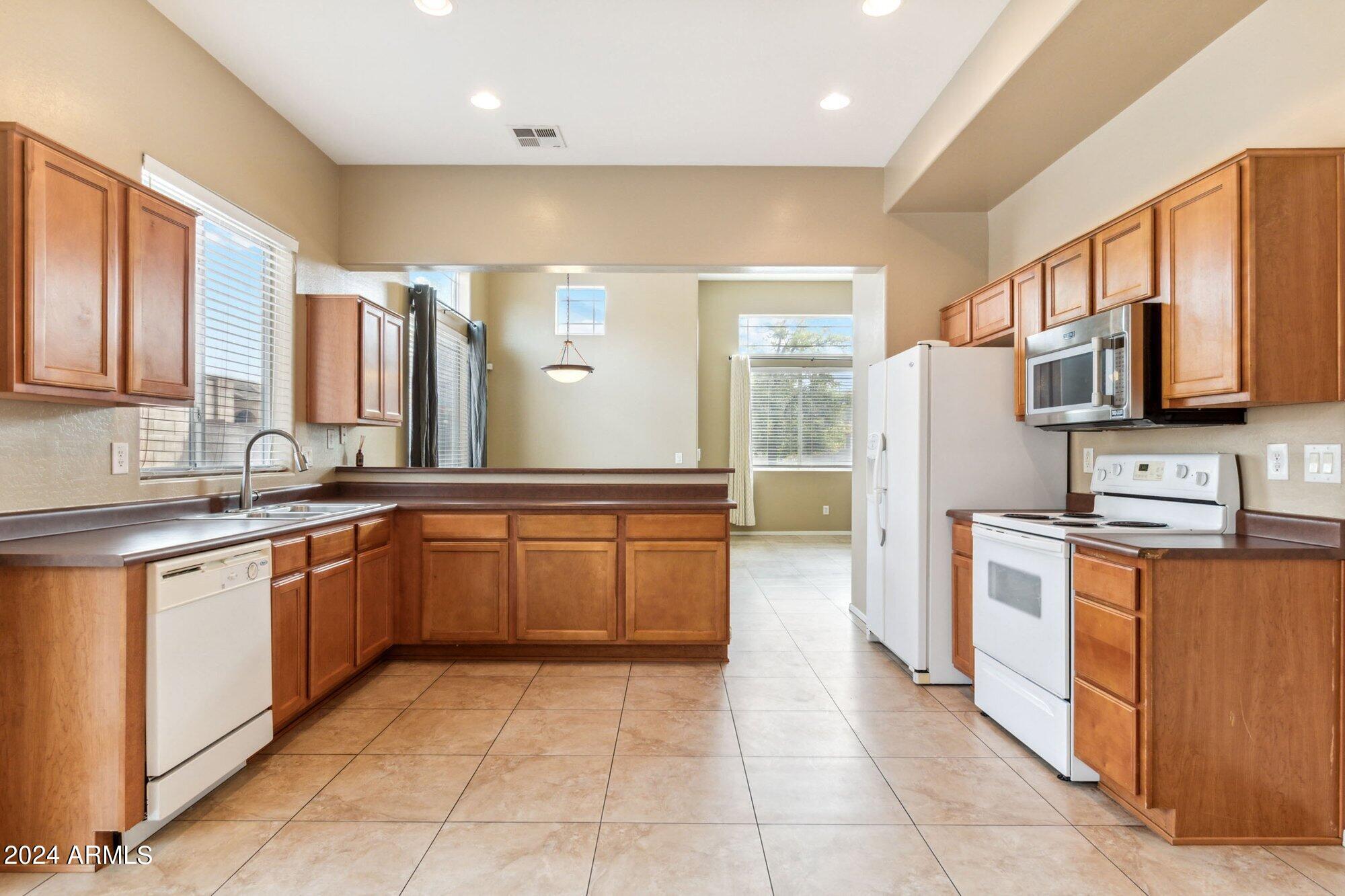 3910 East Pollack Street Phoenix, AZ 85042 - Photo 10 of 27 MG_8992