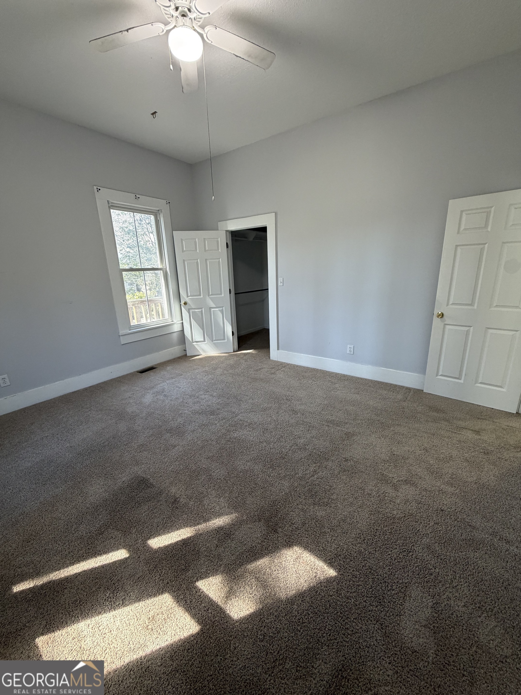 151 Tusten Street Elberton, GA 30635 - Photo 20 of 30 en empty room with windows and ceiling fan