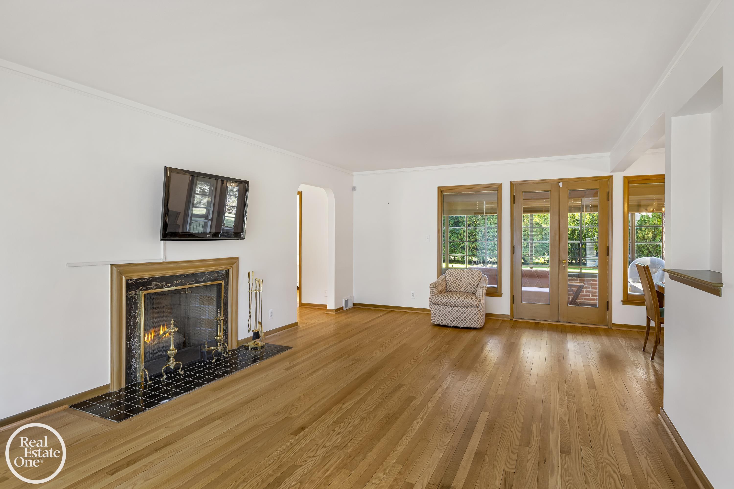 1487 North Renaud Road Grosse Pointe, MI 48236 - Photo 5 of 42 50157942-0a6c2696-3dc0-4eaa-97f5-9a7130b7cf43.JPG