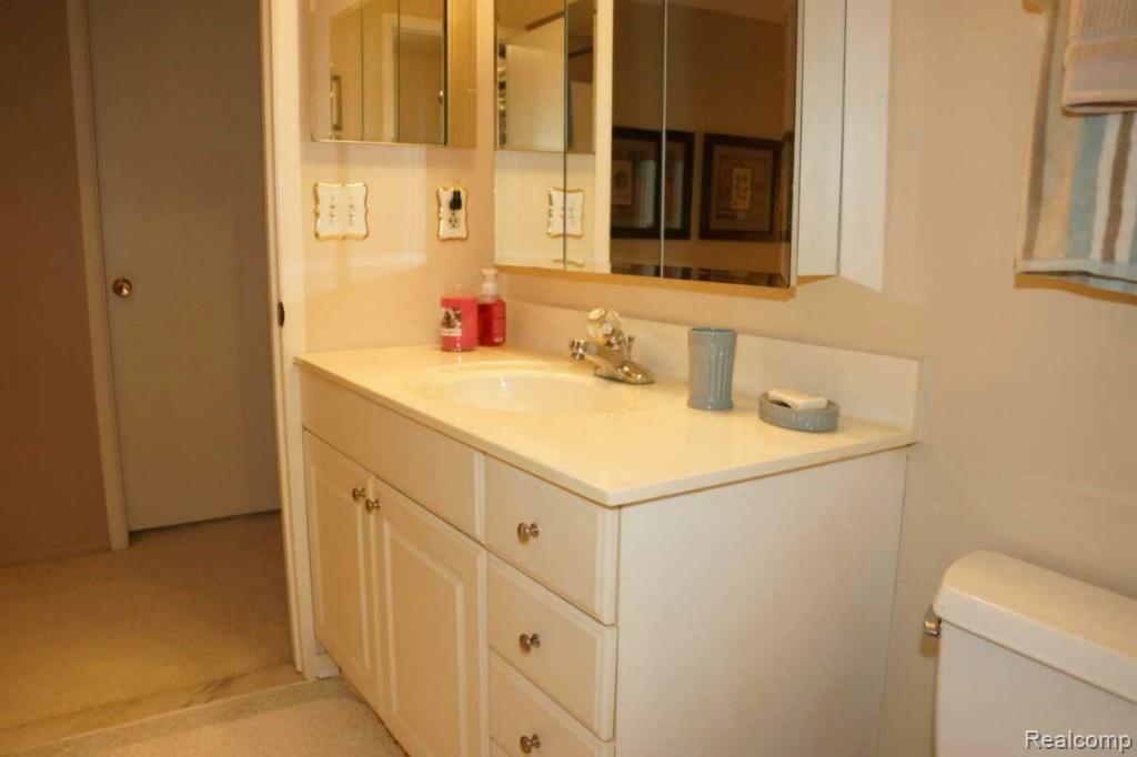 13620 Lenmoore Road Belleville, MI 48111 - Photo 28 of 38 Bathroom