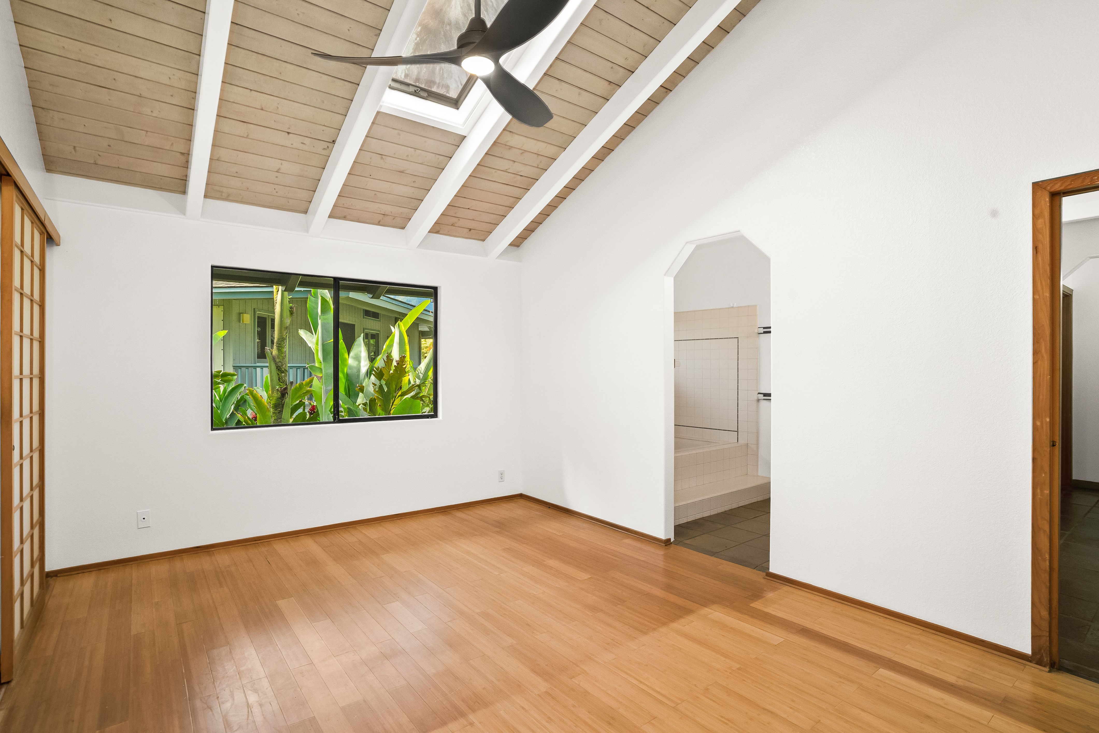 4485 Pilikoa Street Hanalei, HI 96714 - Photo 15 of 30 an empty room with window