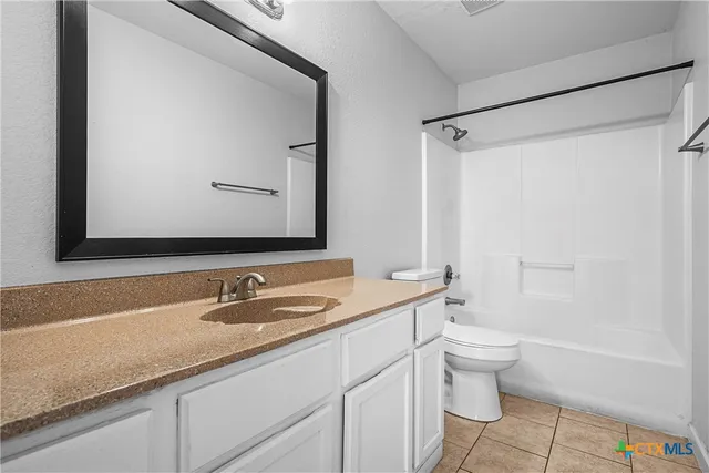 a view of empty room with window