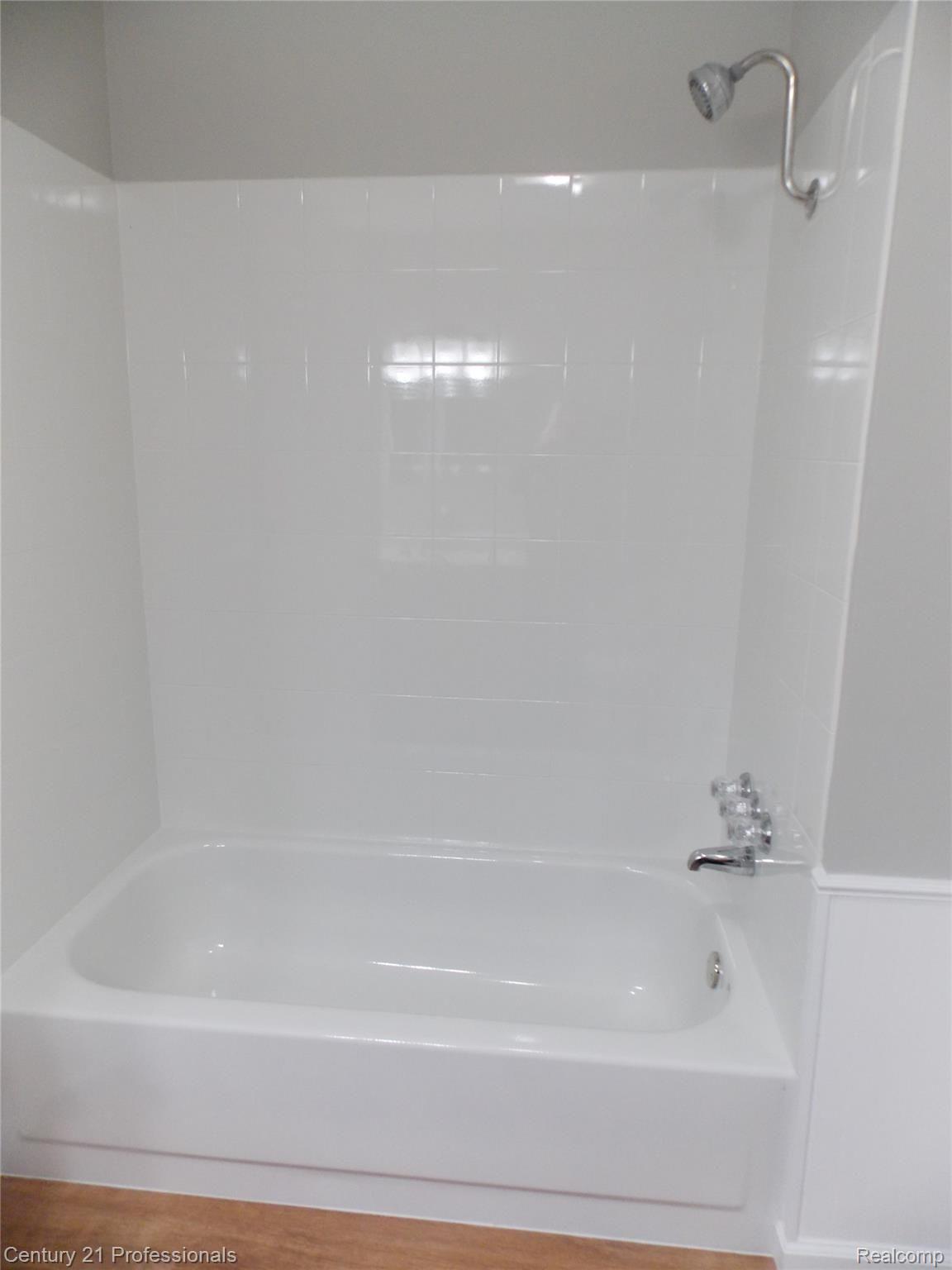 3790 Morgan Road Lake Orion, MI 48359 - Photo 11 of 28 2nd Full Bath Shower/Tub