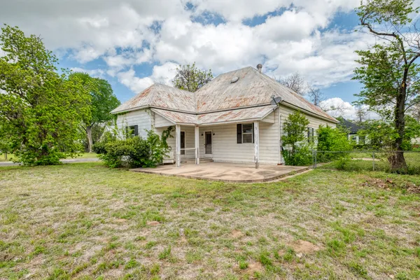 $245,000 | 701 Northeast 1st Street, Smithville, TX 78957