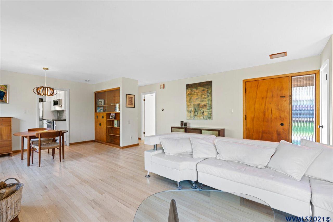 5533 Southwest Vermont Street Portland, OR 97219 - Photo 5 of 30