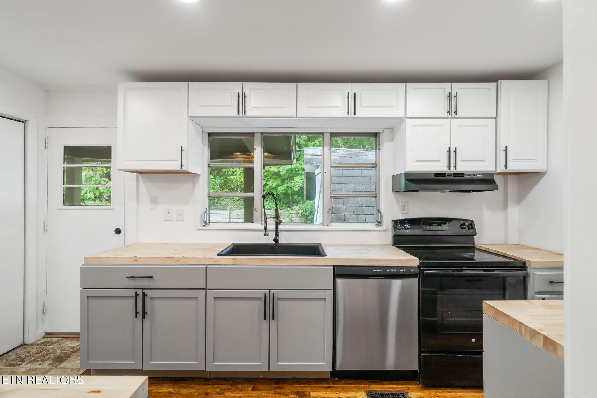 408 Delaware Avenue Oak Ridge, TN 37830 - Photo 16 of 35 a kitchen with stainless steel appliances granite countertop a sink stove and cabinets