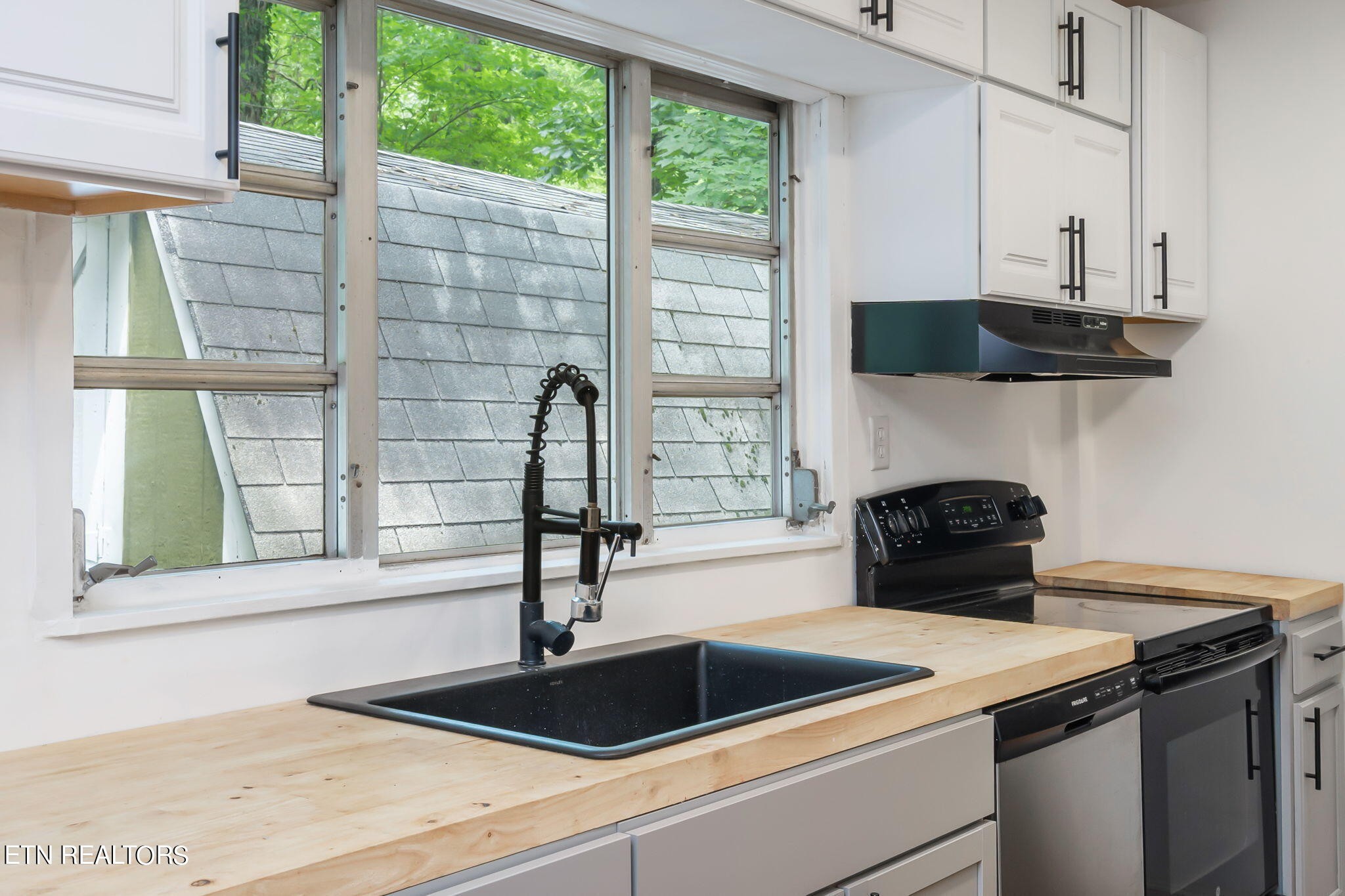 408 Delaware Avenue Oak Ridge, TN 37830 - Photo 19 of 35 a kitchen with a sink and a window