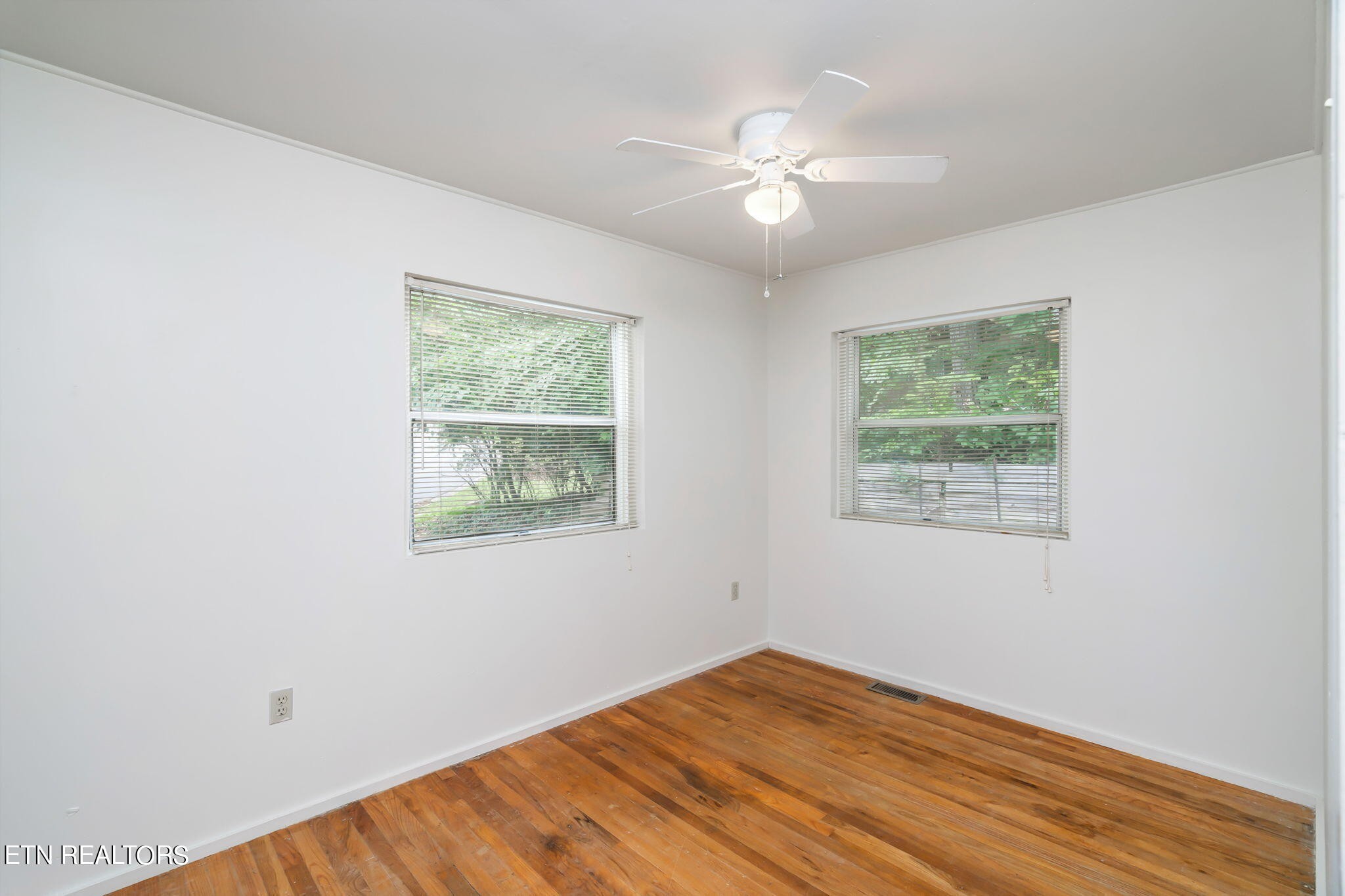 408 Delaware Avenue Oak Ridge, TN 37830 - Photo 22 of 35 a view of empty room with window