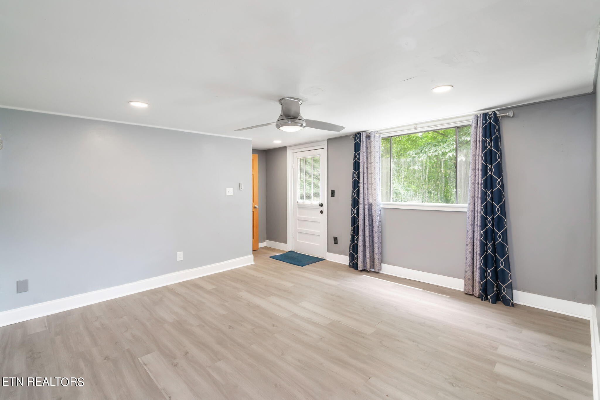 408 Delaware Avenue Oak Ridge, TN 37830 - Photo 26 of 35 wooden floor in an empty room with a window
