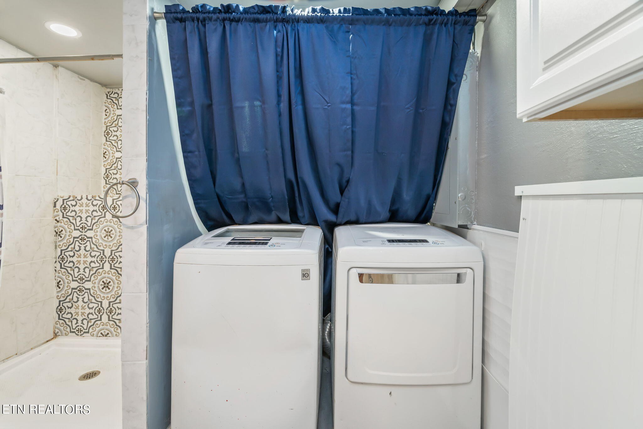 408 Delaware Avenue Oak Ridge, TN 37830 - Photo 29 of 35 a utility room with dryer and washer