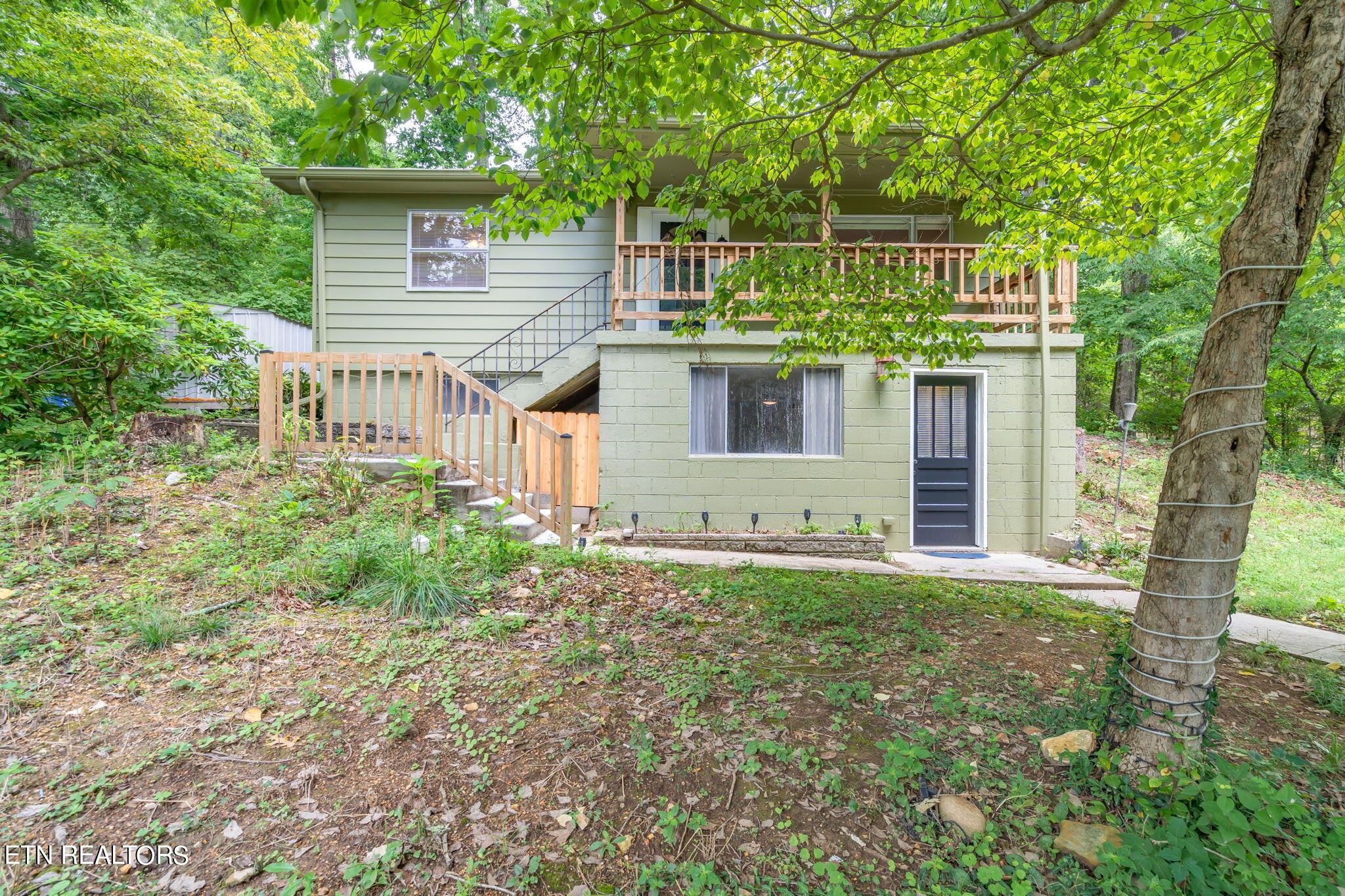 408 Delaware Avenue Oak Ridge, TN 37830 - Photo 35 of 35 front view of a house with a yard