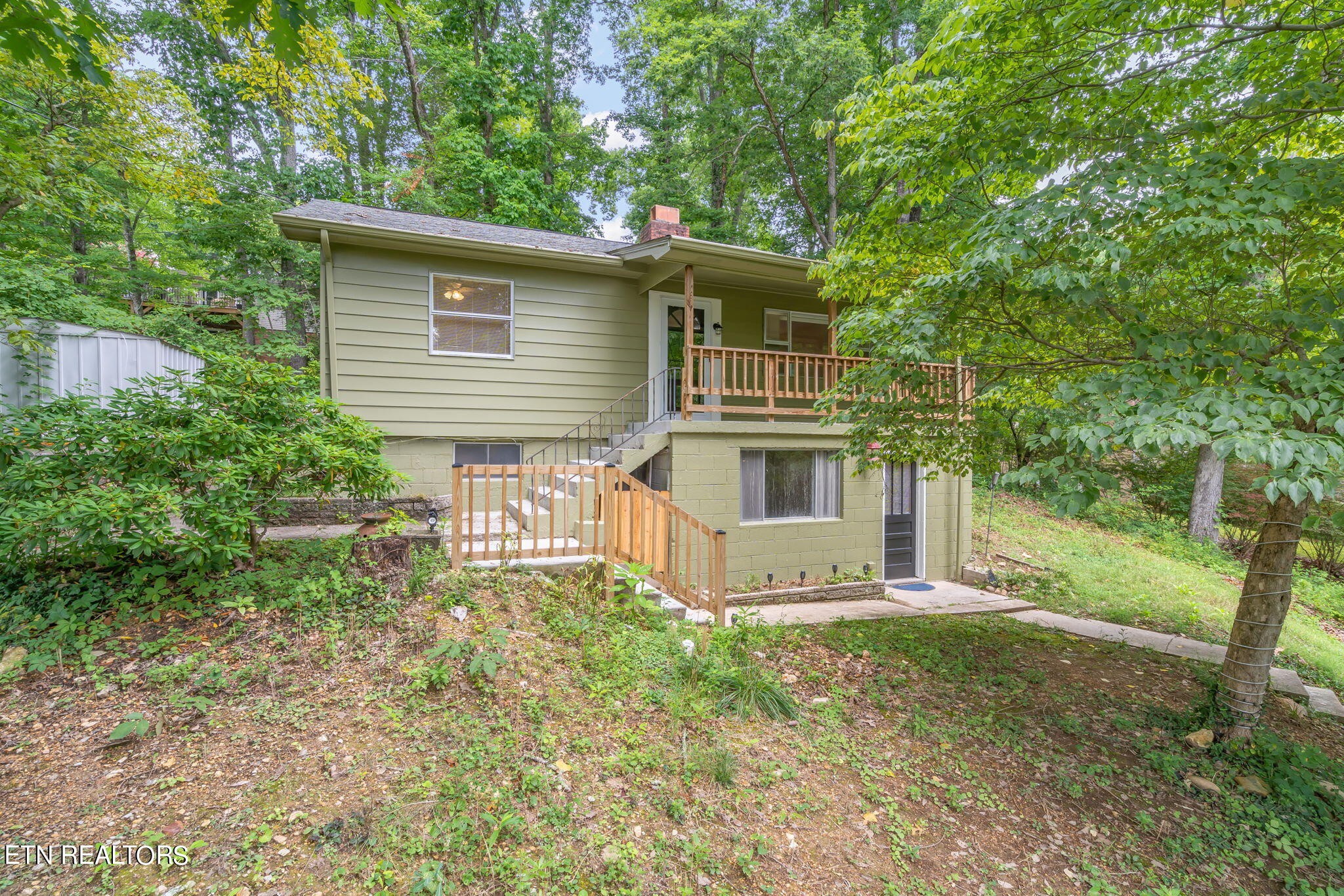408 Delaware Avenue Oak Ridge, TN 37830 - Photo 6 of 35 a front view of house with yard