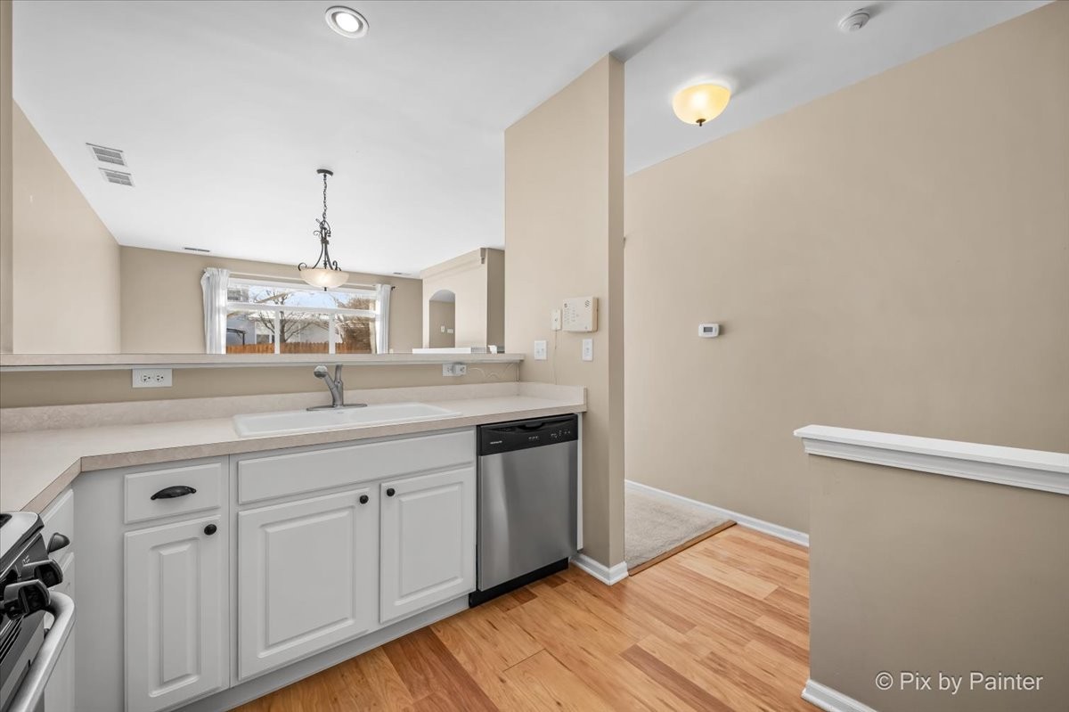 2424 Oneida Lane Naperville, IL 60563 - Photo 5 of 29