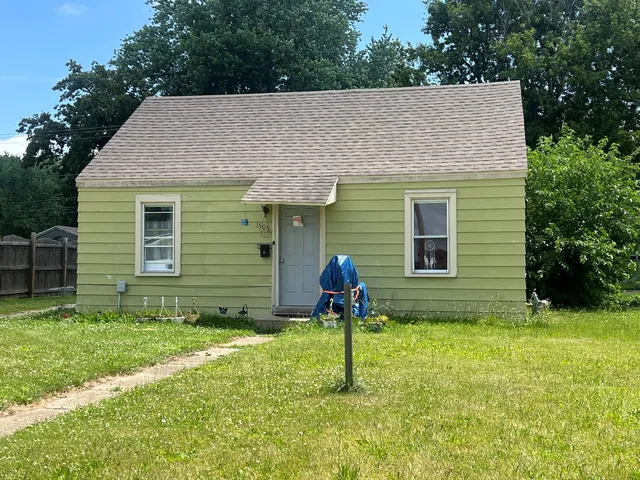a view of a house with a backyard