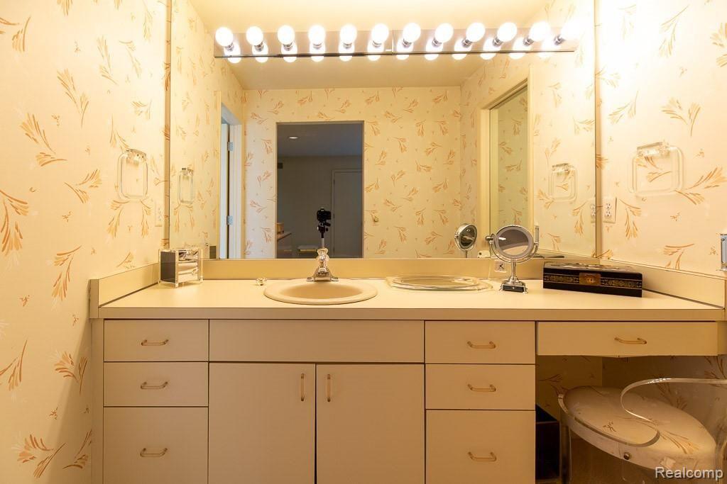 5670 Ridgewood Road West Bloomfield, MI 48322 - Photo 23 of 62