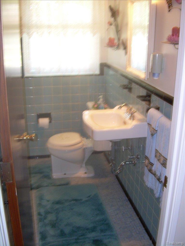 26541 Marshall Street Inkster, MI 48141 - Photo 15 of 25 Bathroom